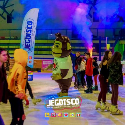 Instagram fotókeret, óriás majom a jégpálya közepén és szuper sportos buli!